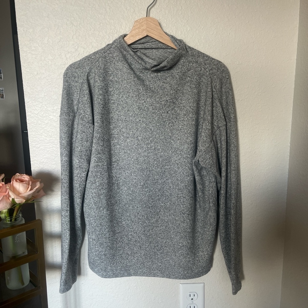 Uniqlo Gray Turtleneck Sweater